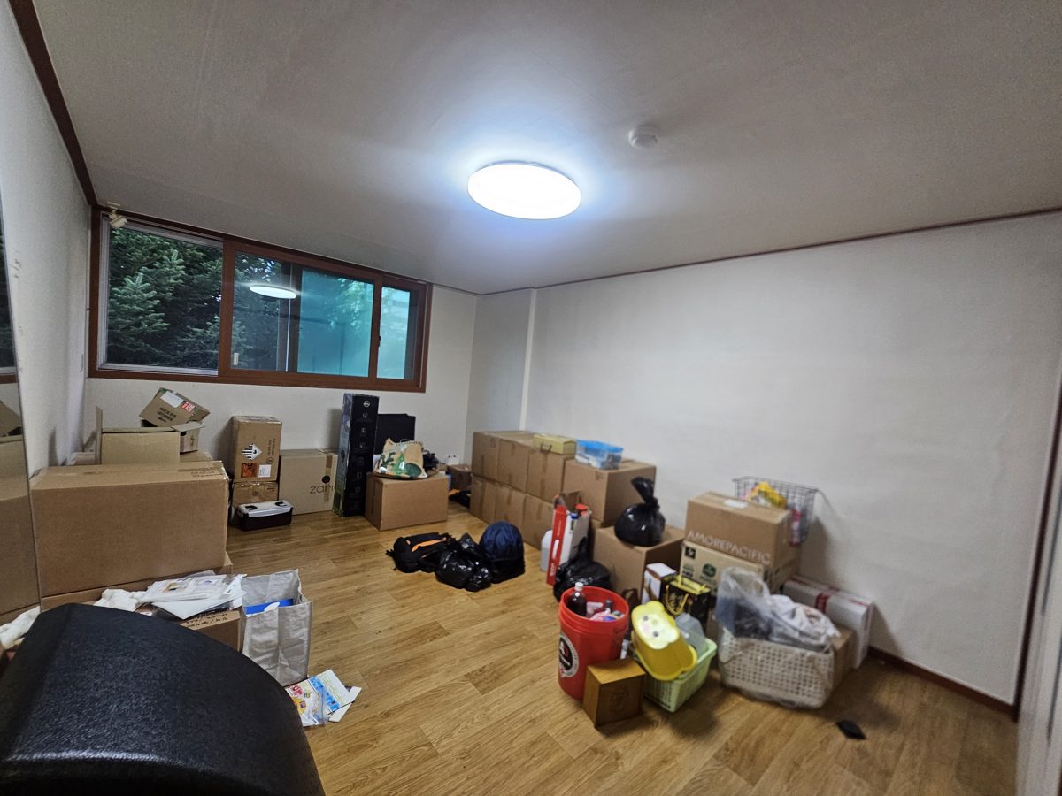 반출 전 분류해 둔 박스와 생활용품