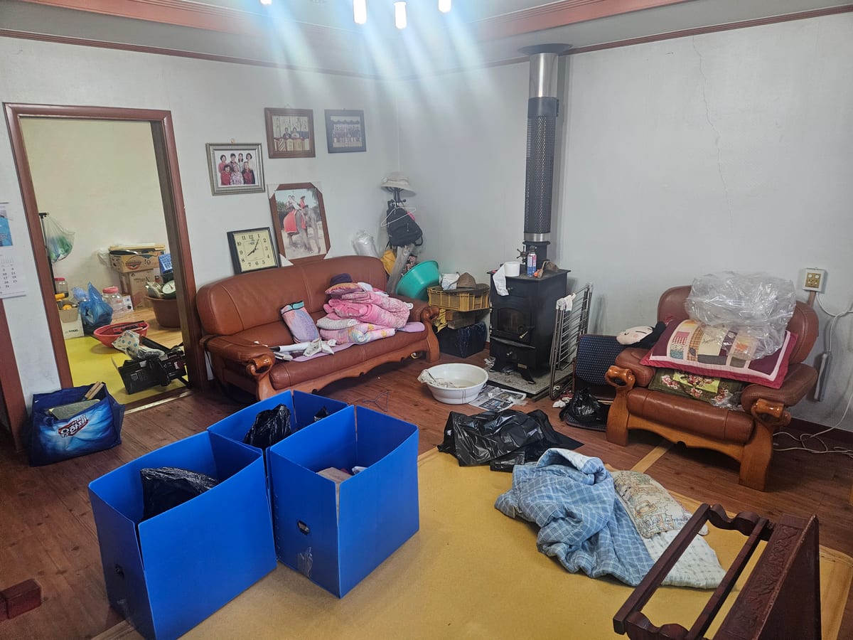 정리 전 소파와 화목난로가 있던 거실