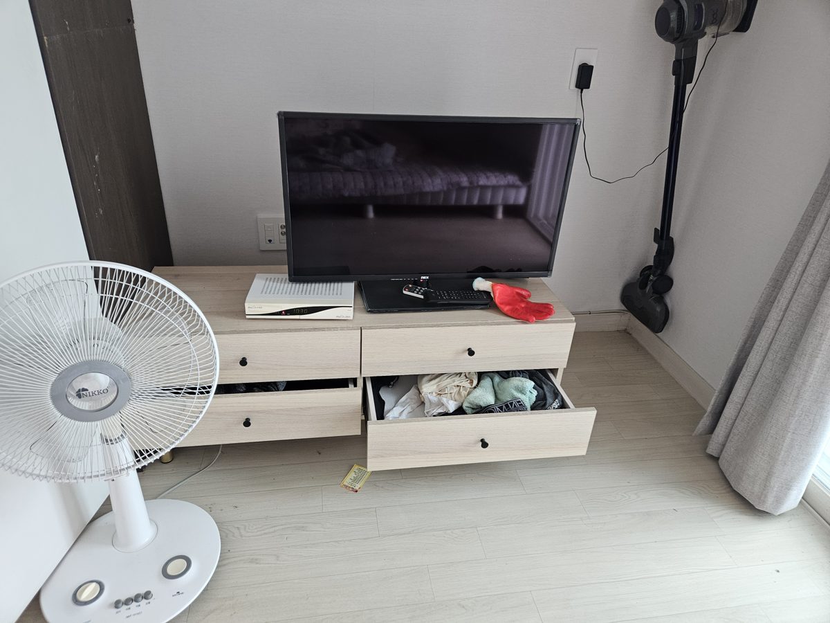 정리 전 TV장과 생활용품