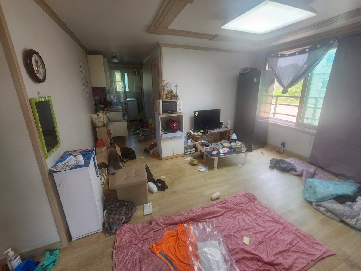 정리 전 거실과 생활용품