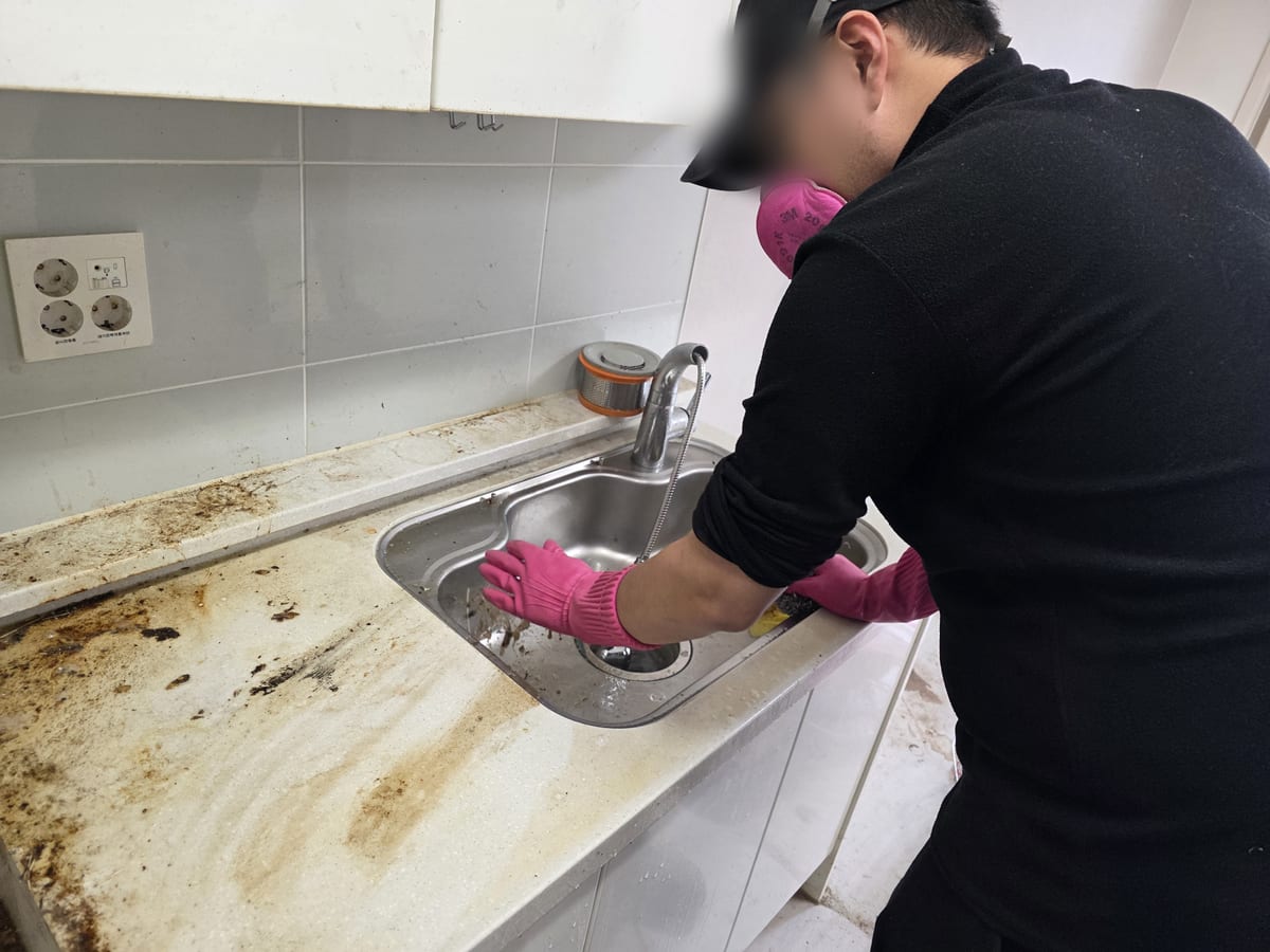 싱크대와 상판의 때를 닦아 내는 작업