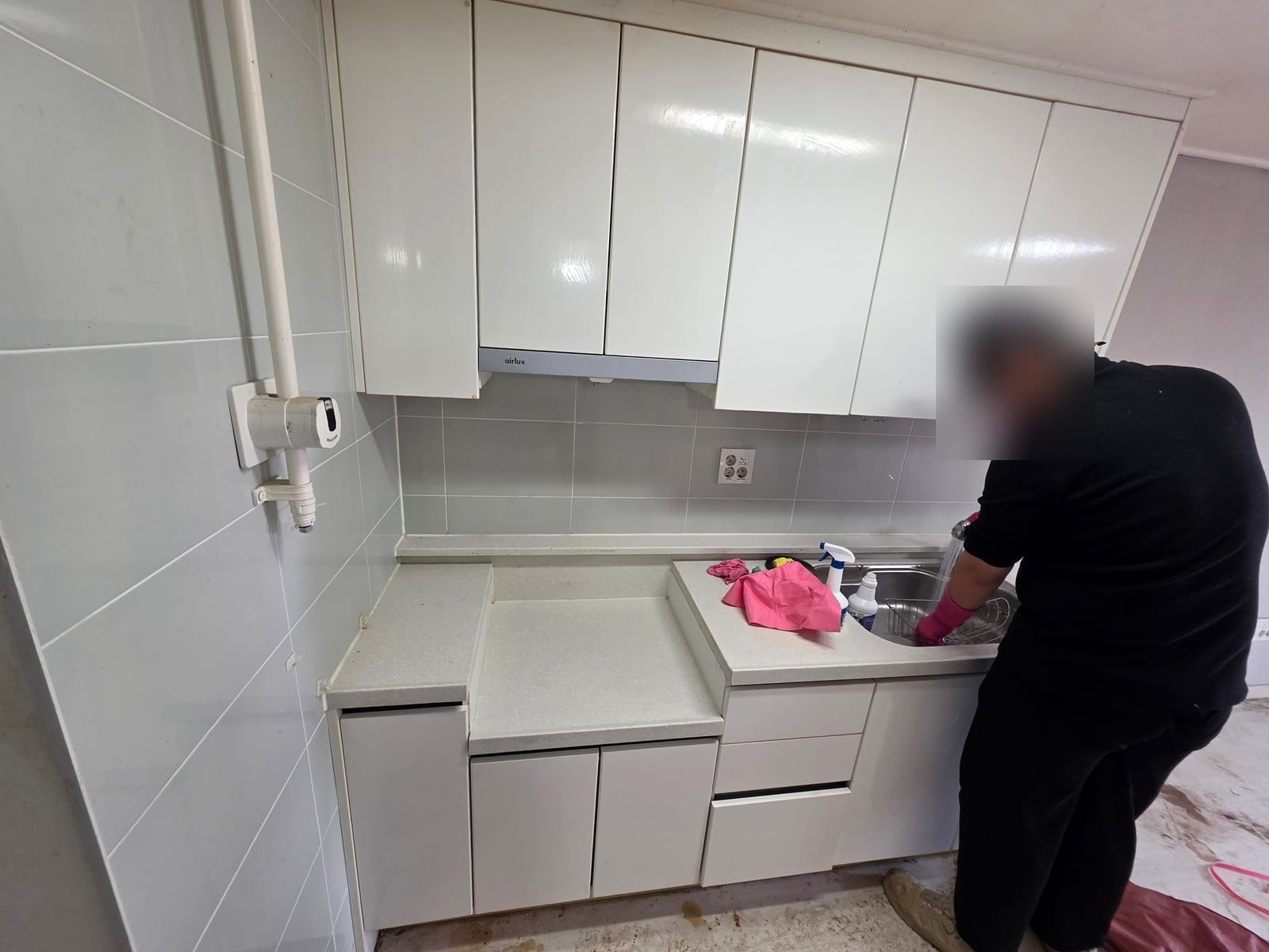 쓰레기를 걷어 낸 뒤 싱크대를 닦는 마무리 청소