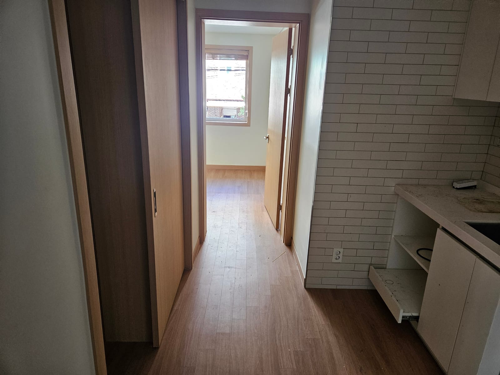 짐을 모두 빼낸 복도와 방, 주방