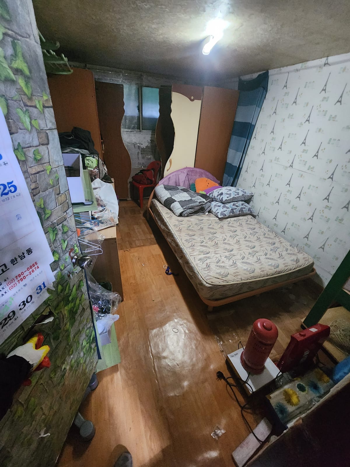 정리 전 침구와 살림이 남아 있던 방