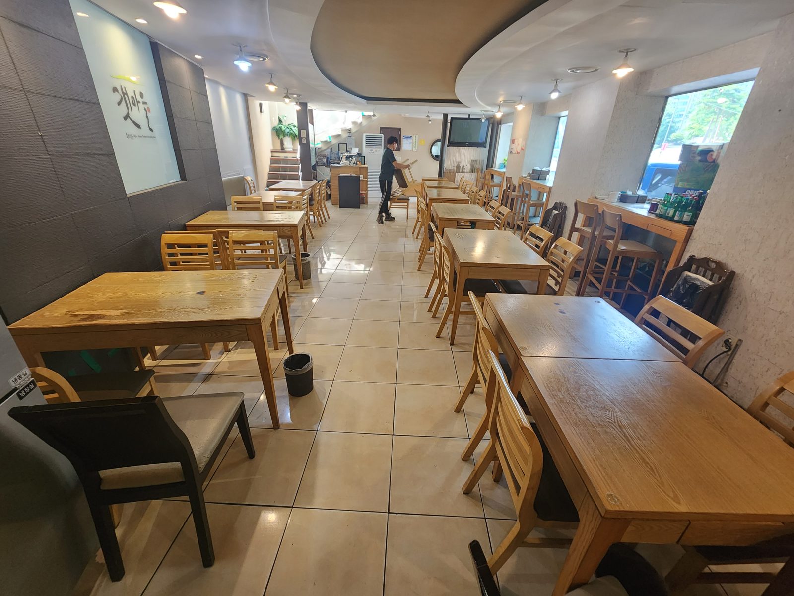 정리 전 식당 홀